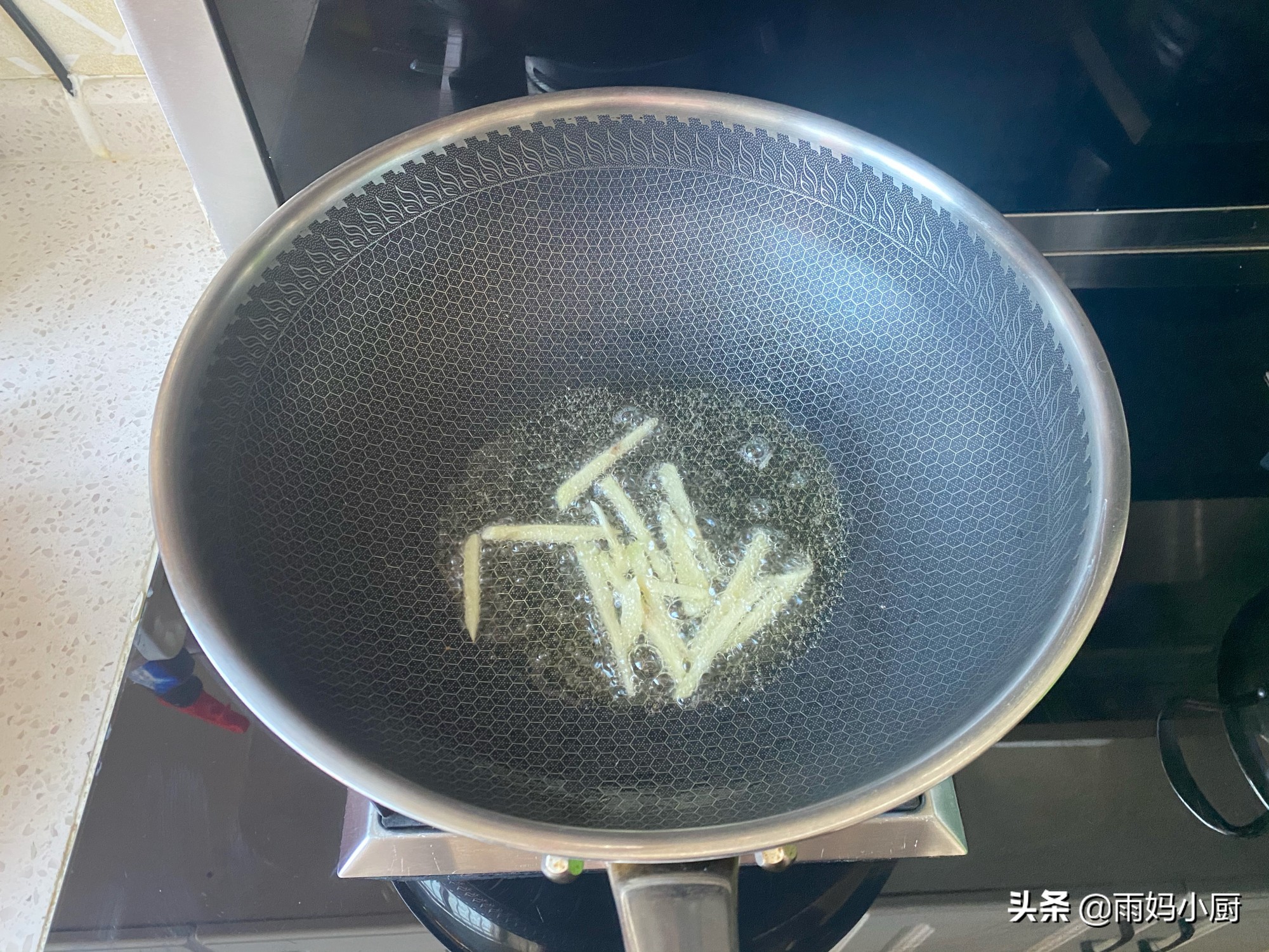 排骨别只会煲汤了，试试这做法，软嫩入味又下饭，好吃到吮手指