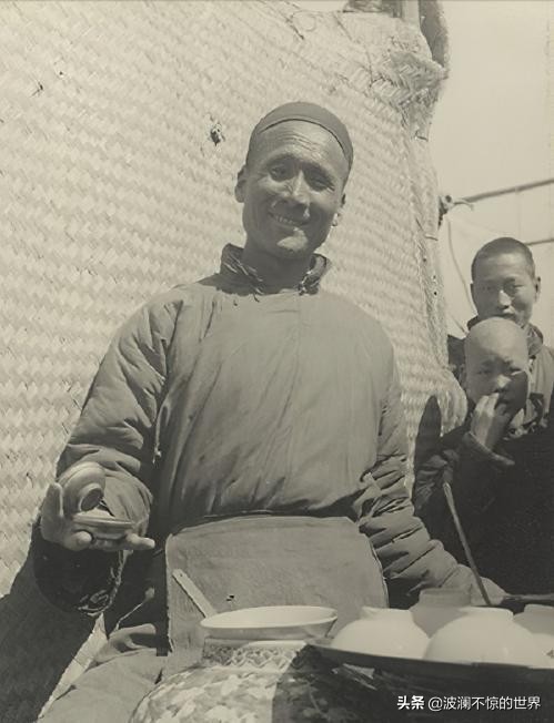 老照片:90年前的北京摆摊文化，街头卖各种东西