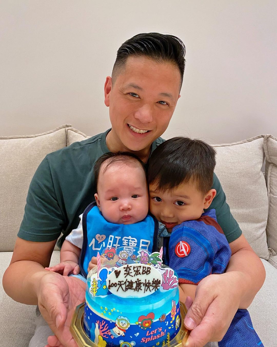 李乘德晒照为三胎儿子庆祝百日，胡杏儿隔空出镜，奕宏神态像奕霆