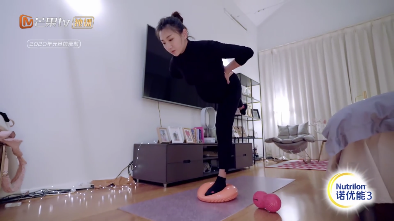 刘璇分享孕肚倒立照，冠军妈妈的自律让人自叹不如