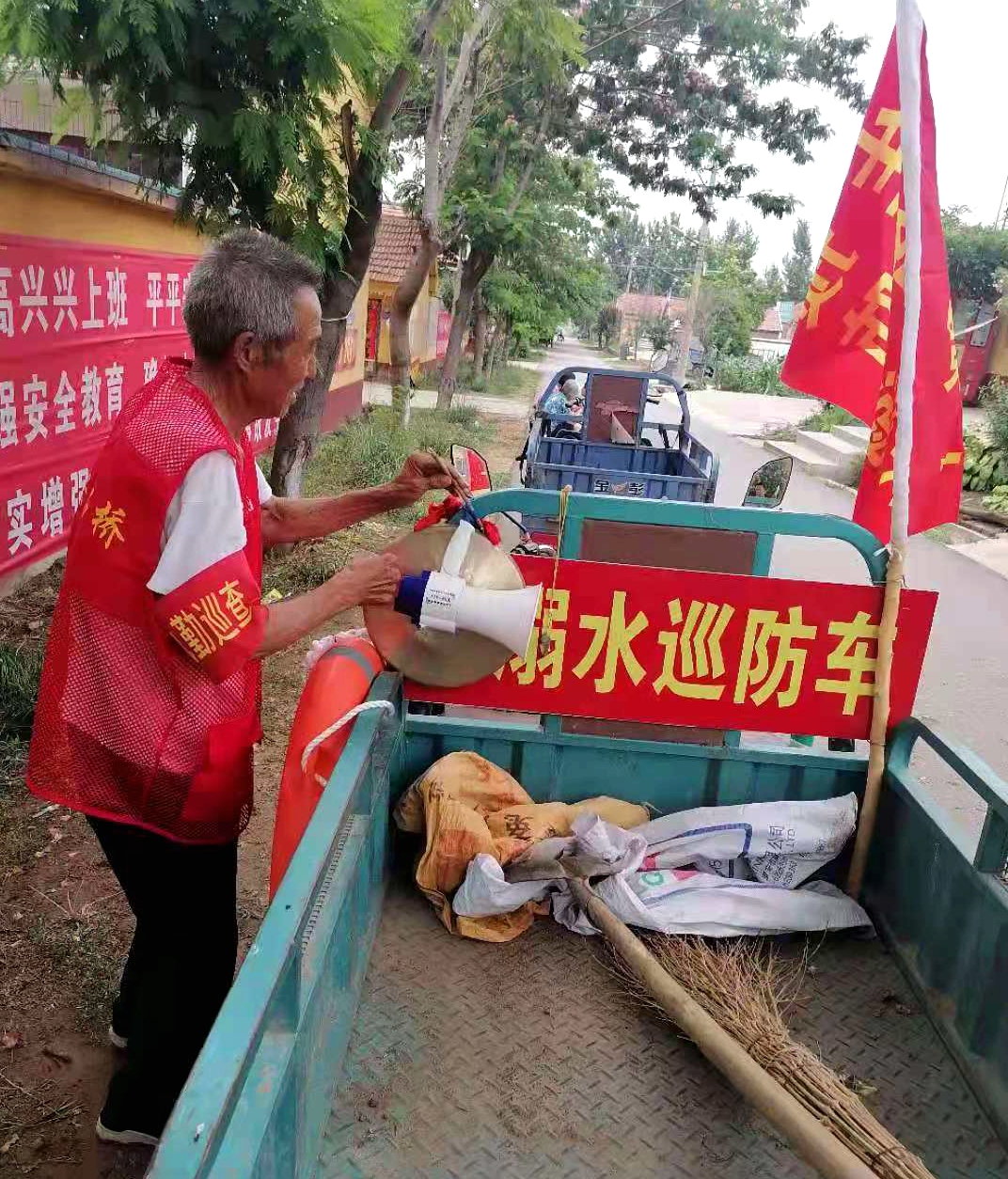 诸城石桥子镇“红马甲”筑成防溺水“安全墙”