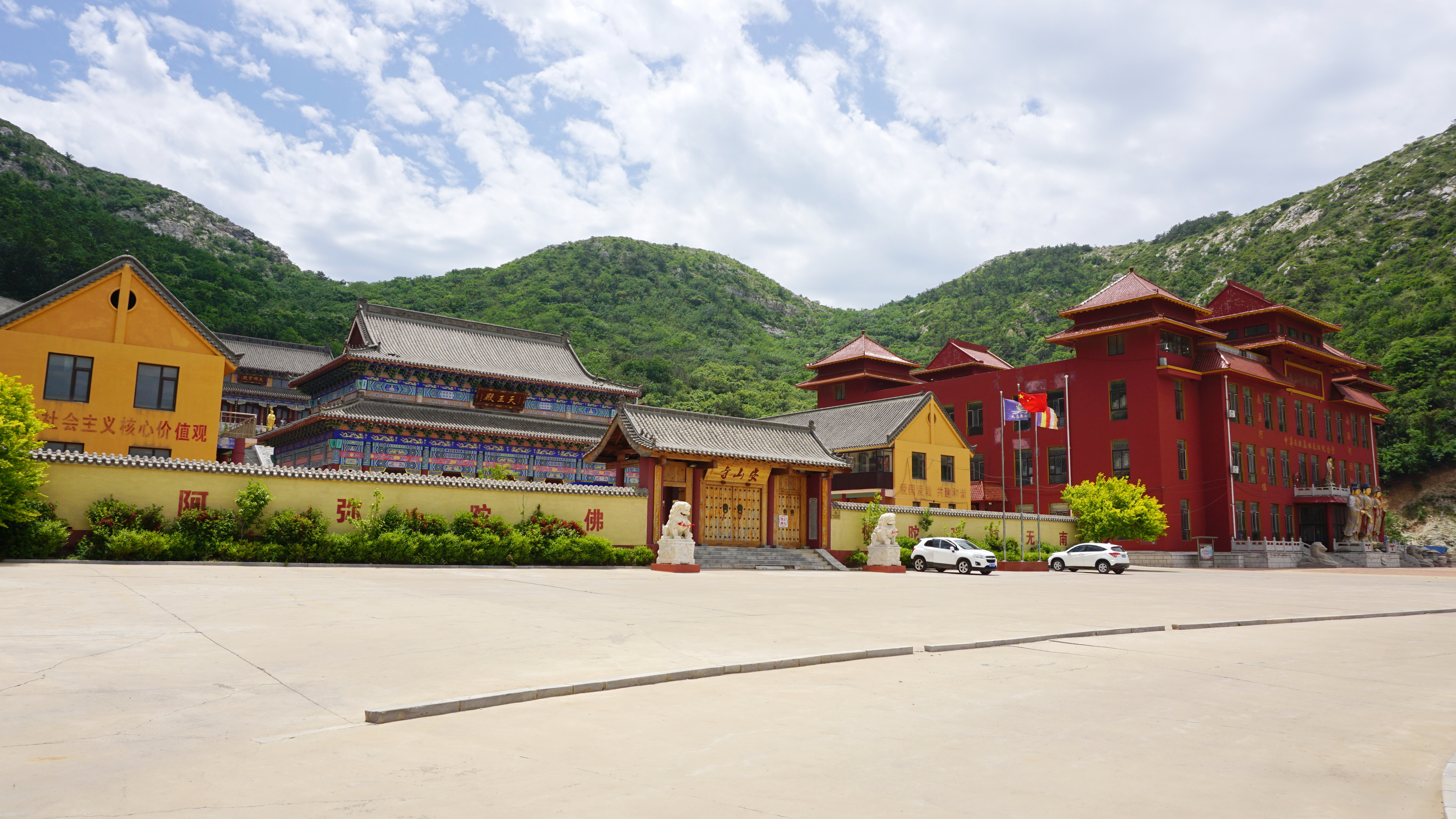 九峰相连 青山环抱 风光秀美的大连安山寺