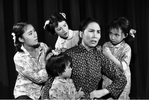 黃磊曬出兒時黑白女裝照，紮起兩個小辮穿碎花衣，簡直是多妹翻版