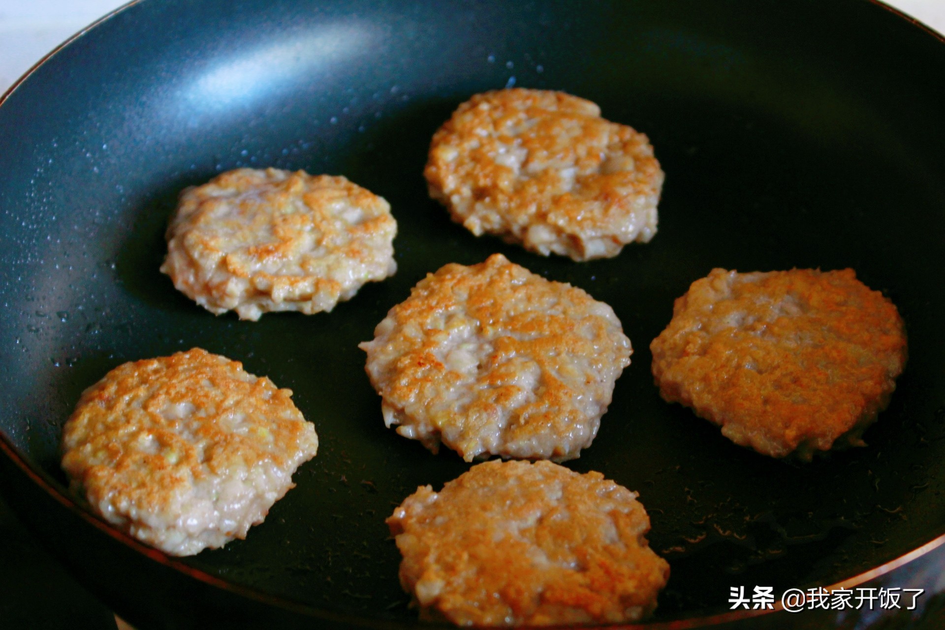 秋天莲藕最鲜，别凉拌了，做成藕饼抢着吃，香脆可口，好吃又滋补