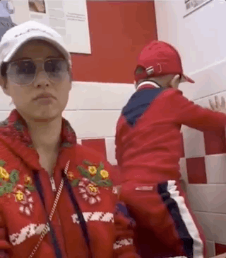 胡杏兒老公曬與兒子碼頭玩耍照，奕霆徒手“摘”夕陽，創意又溫情