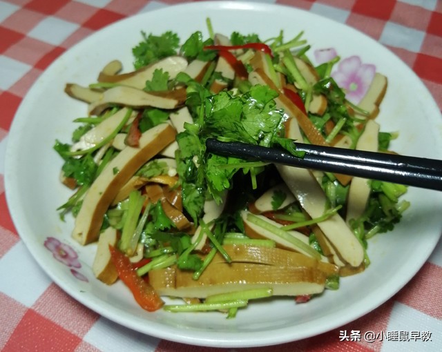 入秋后最适宜吃的开胃小菜，家常香菜拌豆干，简单好吃，爽口下饭