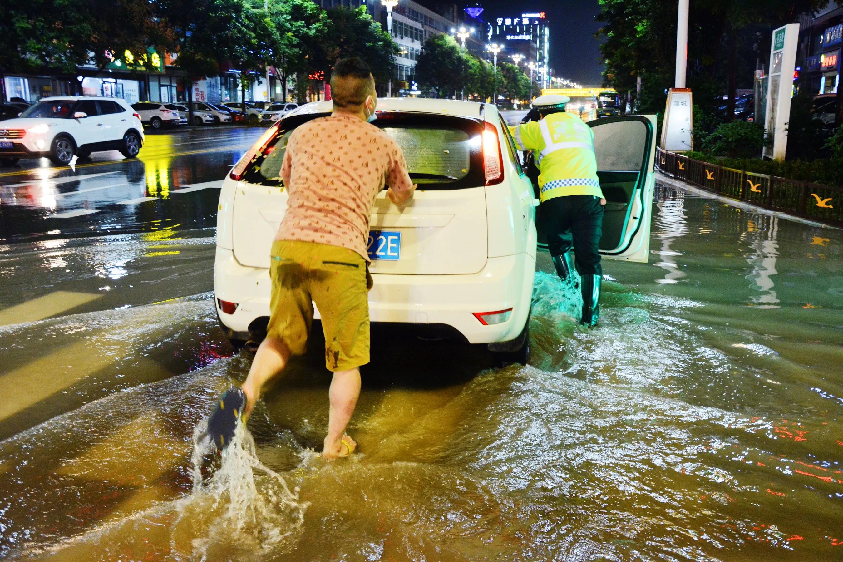 蒲城交警:雨天警色 护你平安(组图)