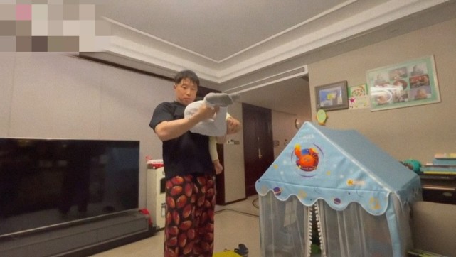 郭德纲爱徒晒娃，意外暴露雄厚财力？客厅放帐