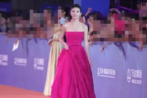 当“资源咖”却被嘲讽，如今降级口碑翻盘，景甜与她的传奇15年