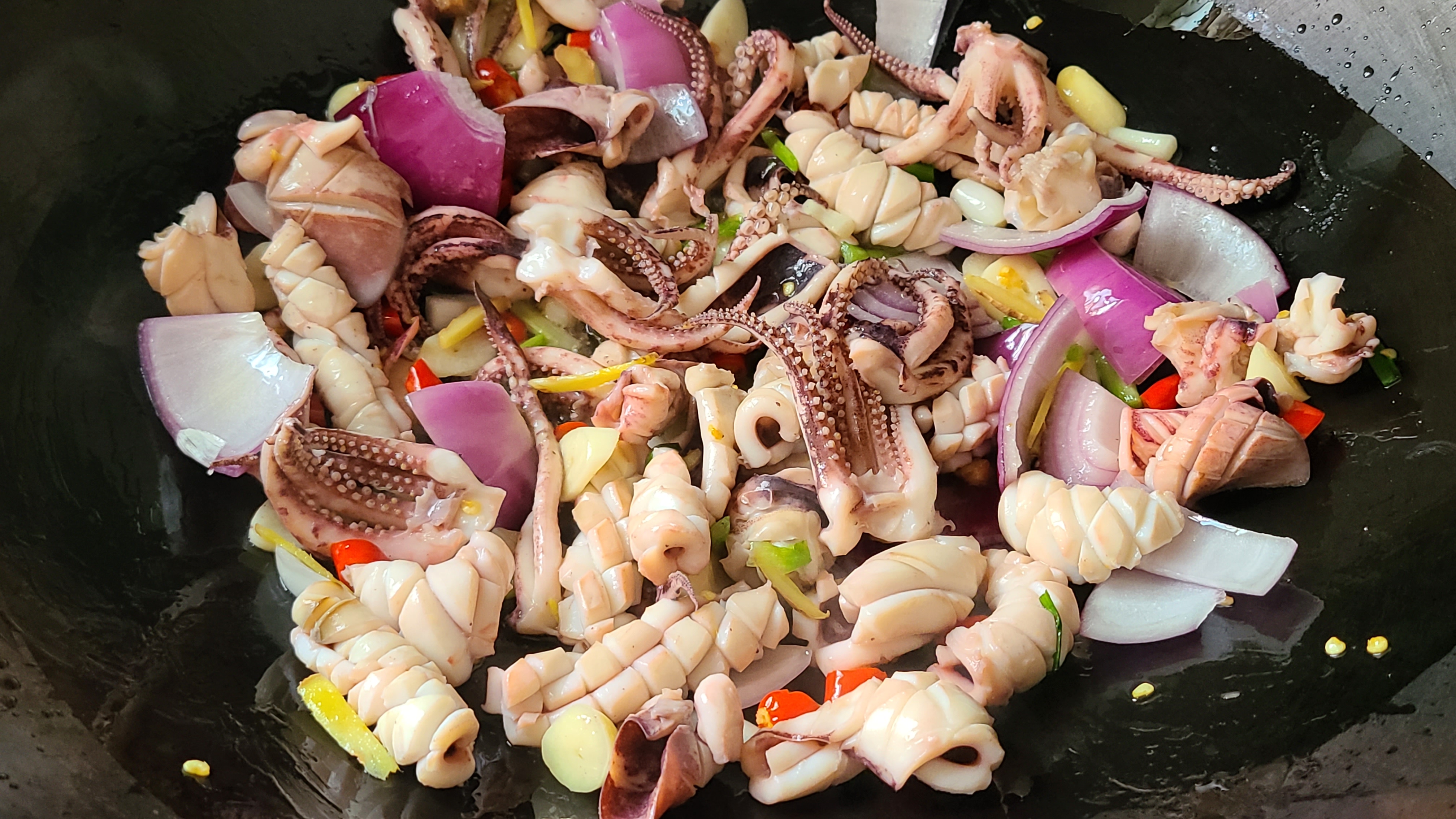 爆炒鱿鱼的做法，香辣下饭又好吃，这一道美味家常菜，味道很棒