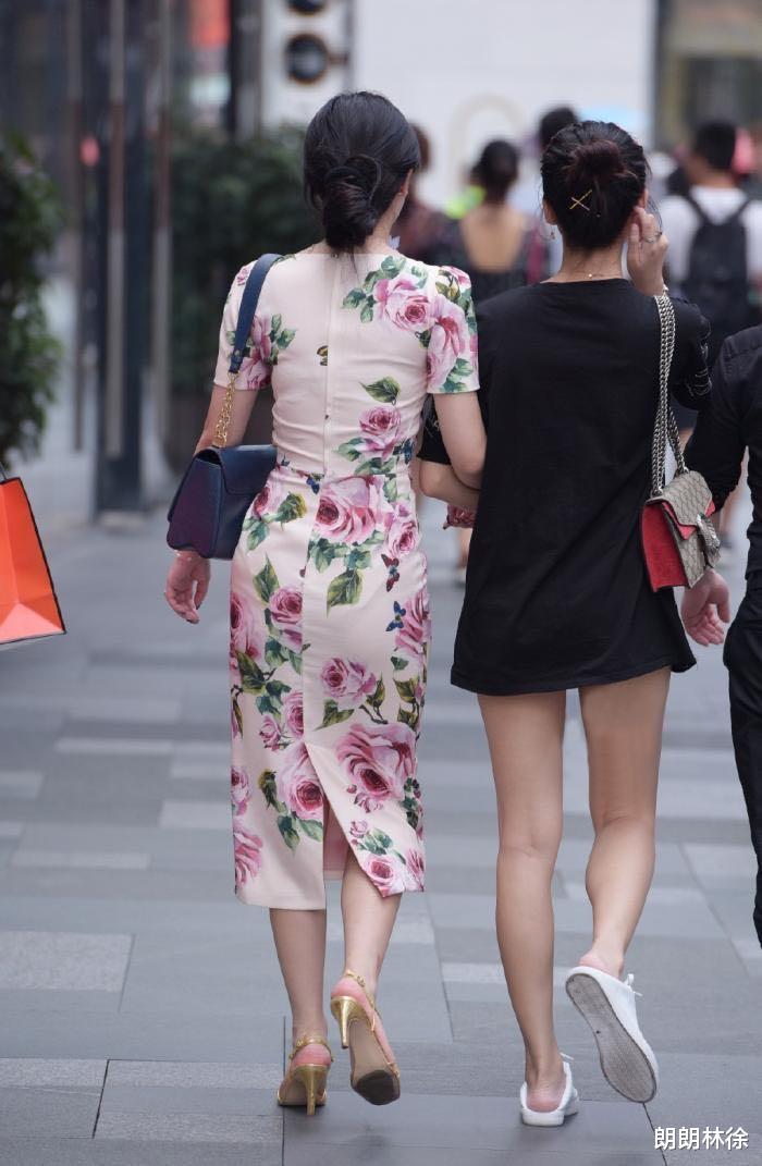 出门必须是前呼后拥的但是这身衣服是不是把家里的旧床单裹出来了