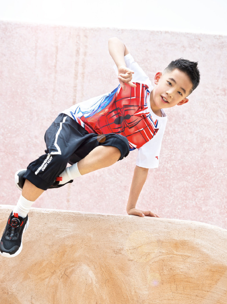 Jasper拍六一写真，8岁小小春长成翩翩少年，玩水吹泡泡充满童趣