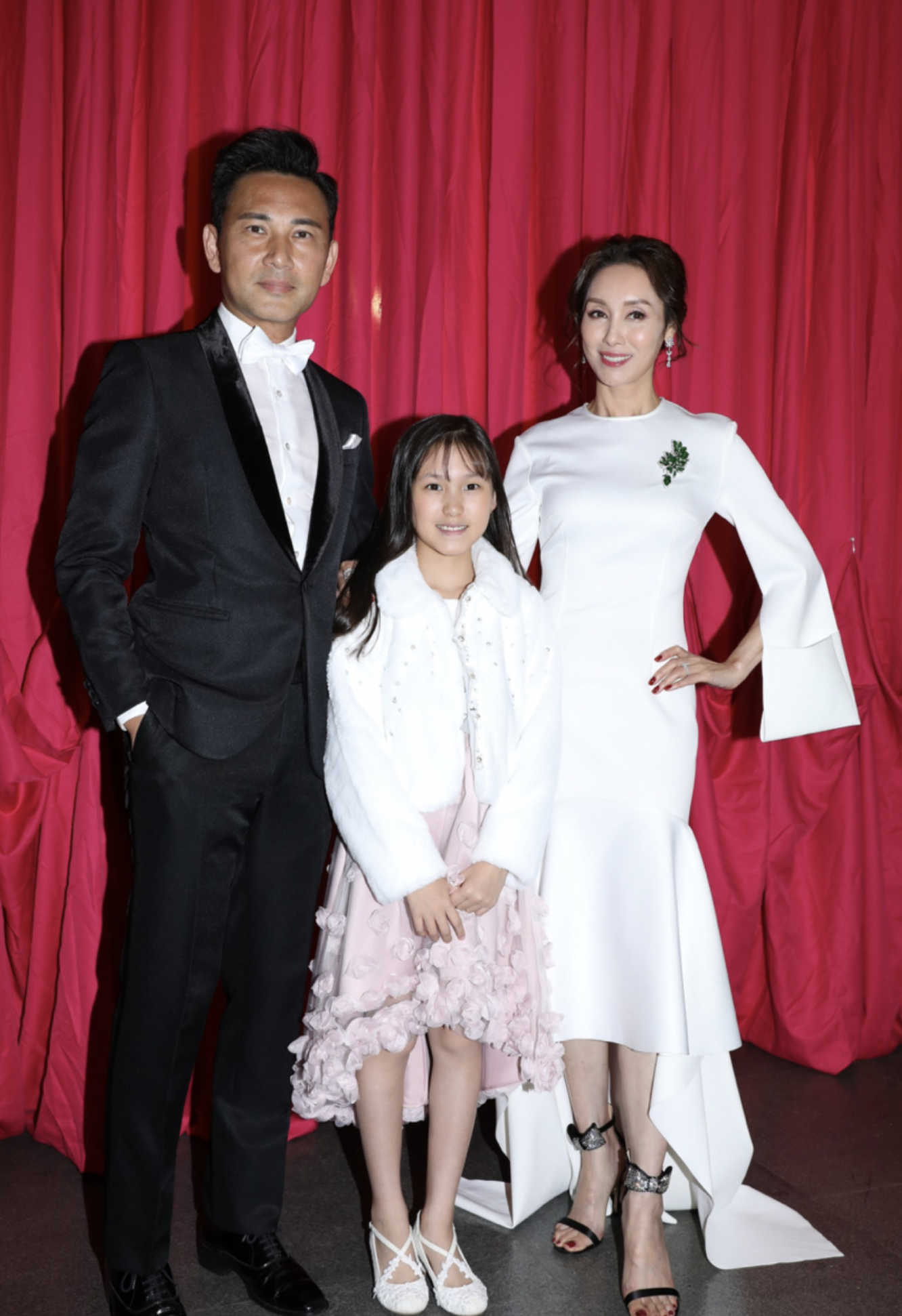 郭可盈女儿小学毕业，连夺三年学科冠军，全家出席毕业礼倍感自豪