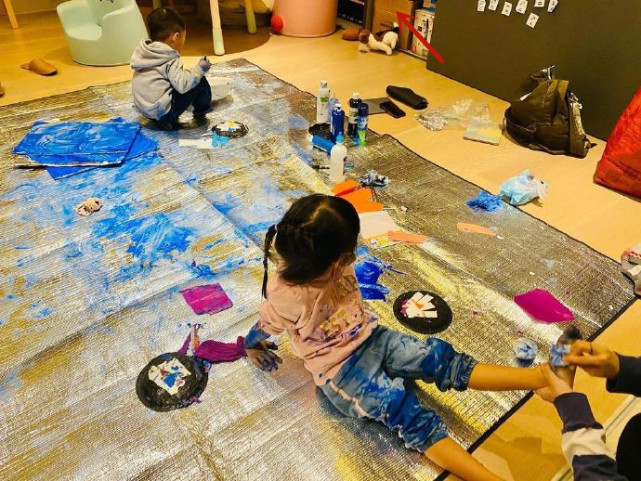 周杰倫兒女在家作畫，小周周和弟弟全身塗滿顏料，調皮又可愛