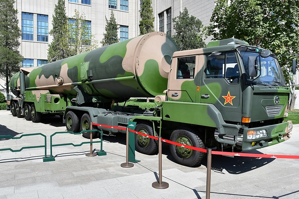 中国火箭军第一位女将军霸气表态：要研制更先进的战略武器