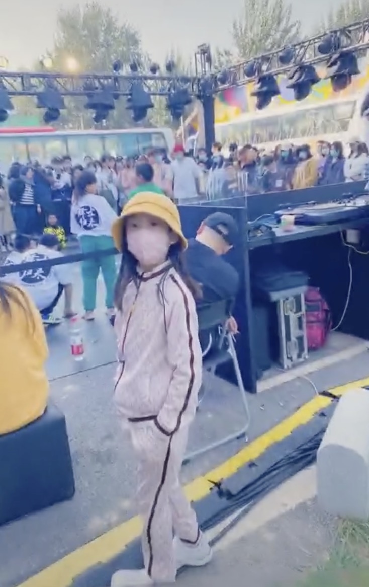 李小璐带女儿外出游玩，母女俩潮范儿十足，甜馨颜值越来越高