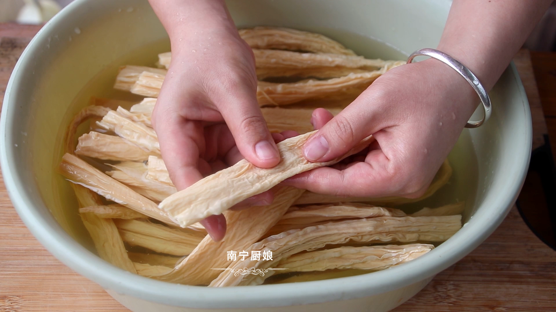 飯店涼拌腐竹做得好吃有竅門，學會這一招，鮮嫩爽口，不好吃都難