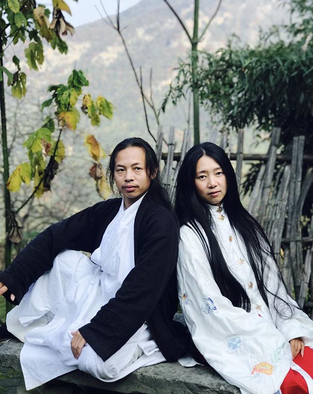 男子隐居深山8年，与漂亮女弟子结婚生娃，弹古
