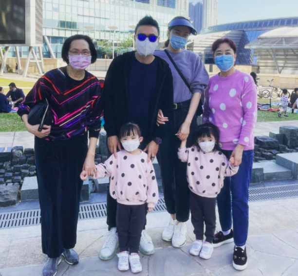 熊黛林小女兒黏奶奶，吃東西遠離姐姐和外婆，兒時要郭可頌媽媽抱