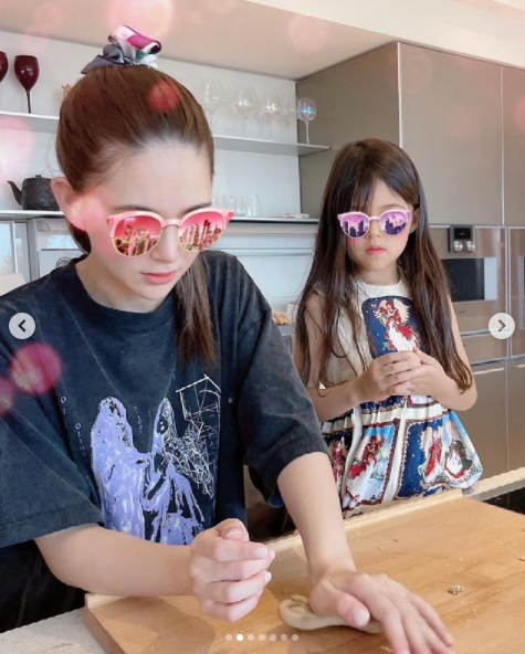昆凌晒周杰伦与女儿弹琴画面，为海瑟薇庆生，豪宅奢华内景曝光