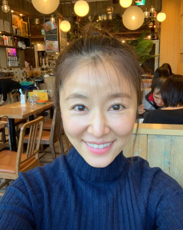 林心如戴女兒髮箍玩自拍，45歲秀懟臉全素顏，顏值超耐打