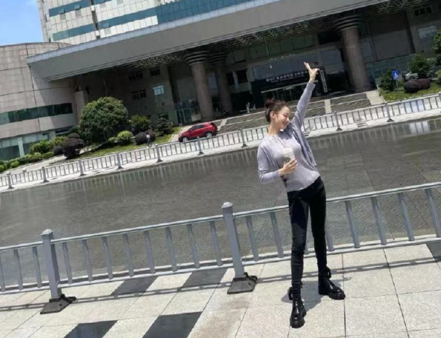 吉娜曬郎朗視角照，喝奶茶開心如小女生，產後仨月身材恢復到巔峰