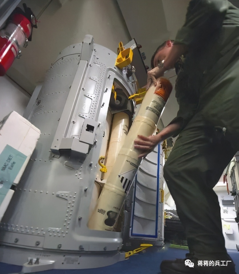 空潜200巡逻机空投航空自导深弹和声呐浮标抓潜艇，数量众多