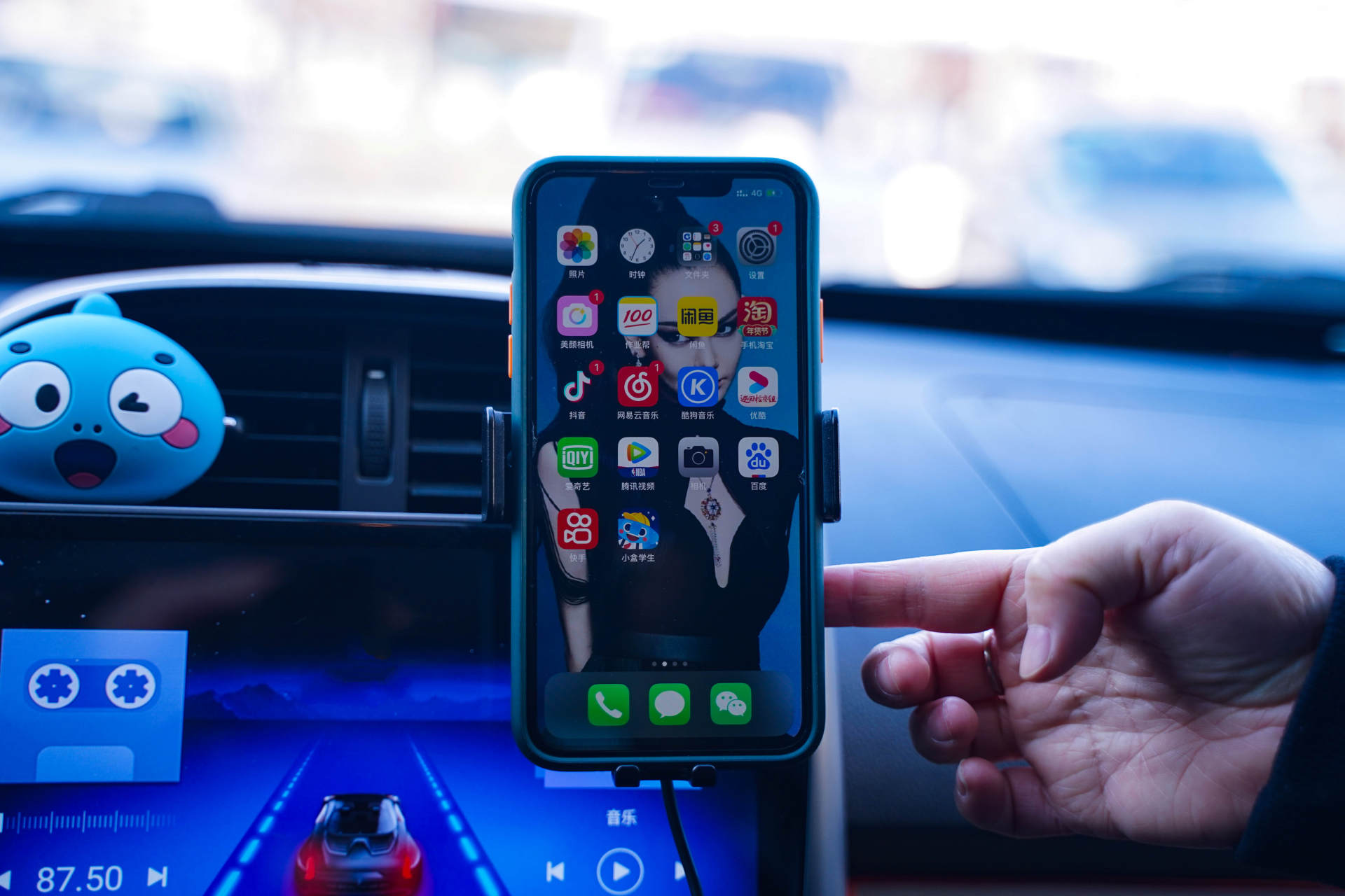 张弛有度，15W快充入手MOMAX摩米士车载无线充电手机支架