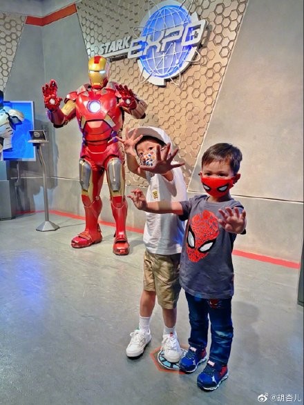 胡杏兒夫婦帶娃過母親節，收兒子花束貼臉親吻，剛出月子就穿短褲