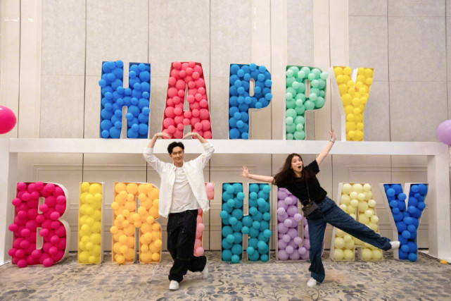 张智霖为袁咏仪庆祝50岁生日，甜喊对方美女，结婚20年恩爱如初