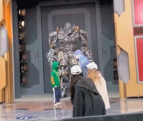 baby带儿子打卡环球影城，与威震天开心合影，母子雨中漫步超有爱