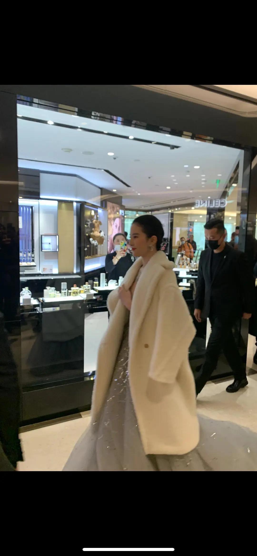 朋友圈的刘亦菲，头骨优越面部饱满流畅，范冰