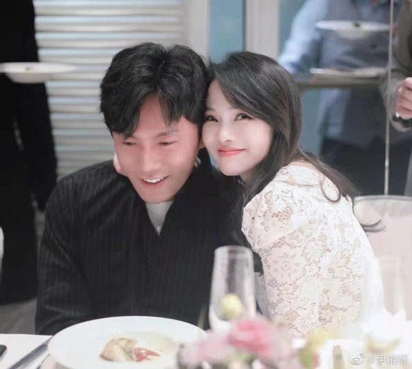 伊能靜開慶生派對，眾好友面前秀恩愛秦昊羞紅臉，女兒現場製賀卡