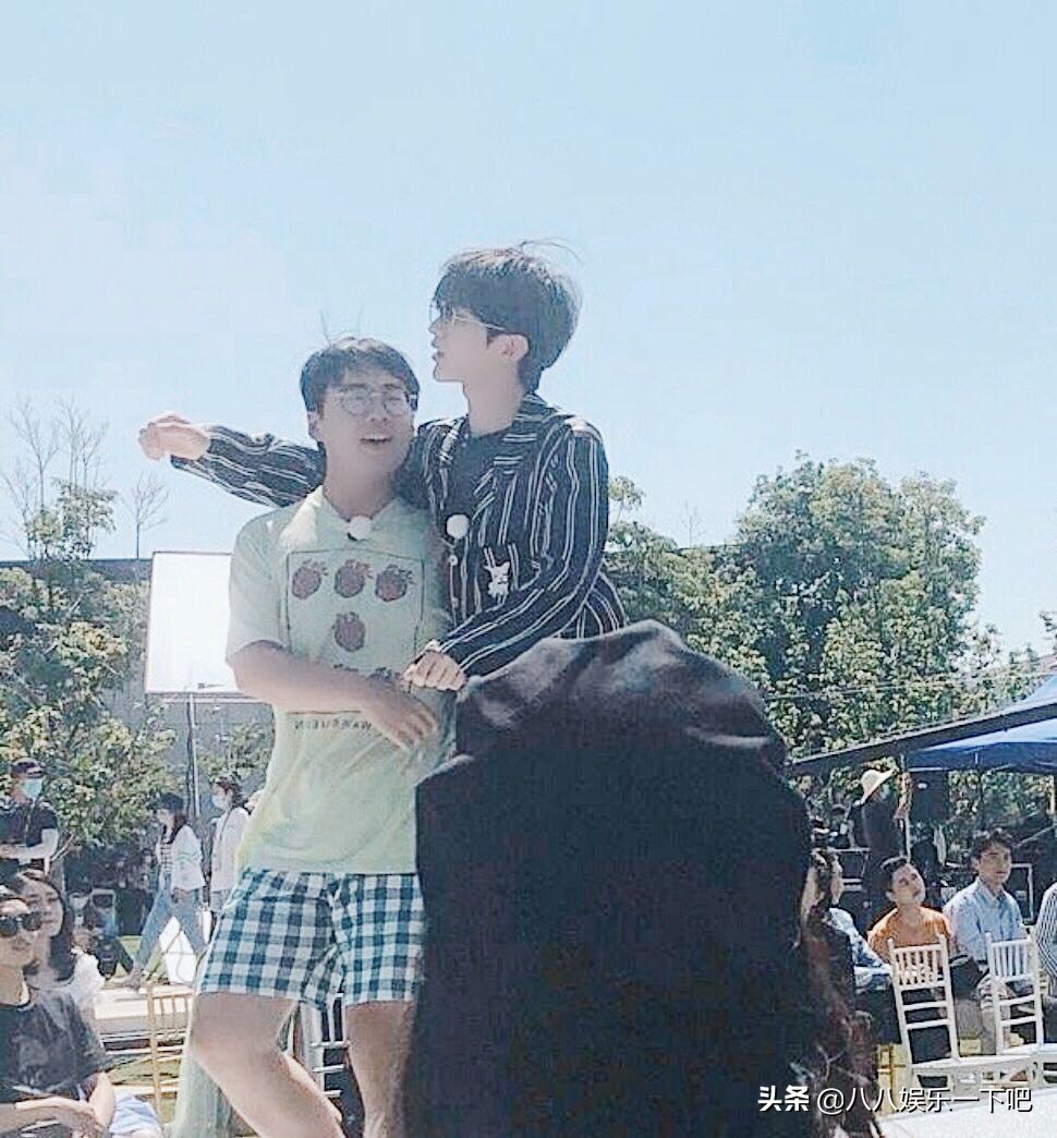 蔡徐坤霸气揽郭麒麟入怀，连李沁也比不上郭麒麟拿的女主剧本