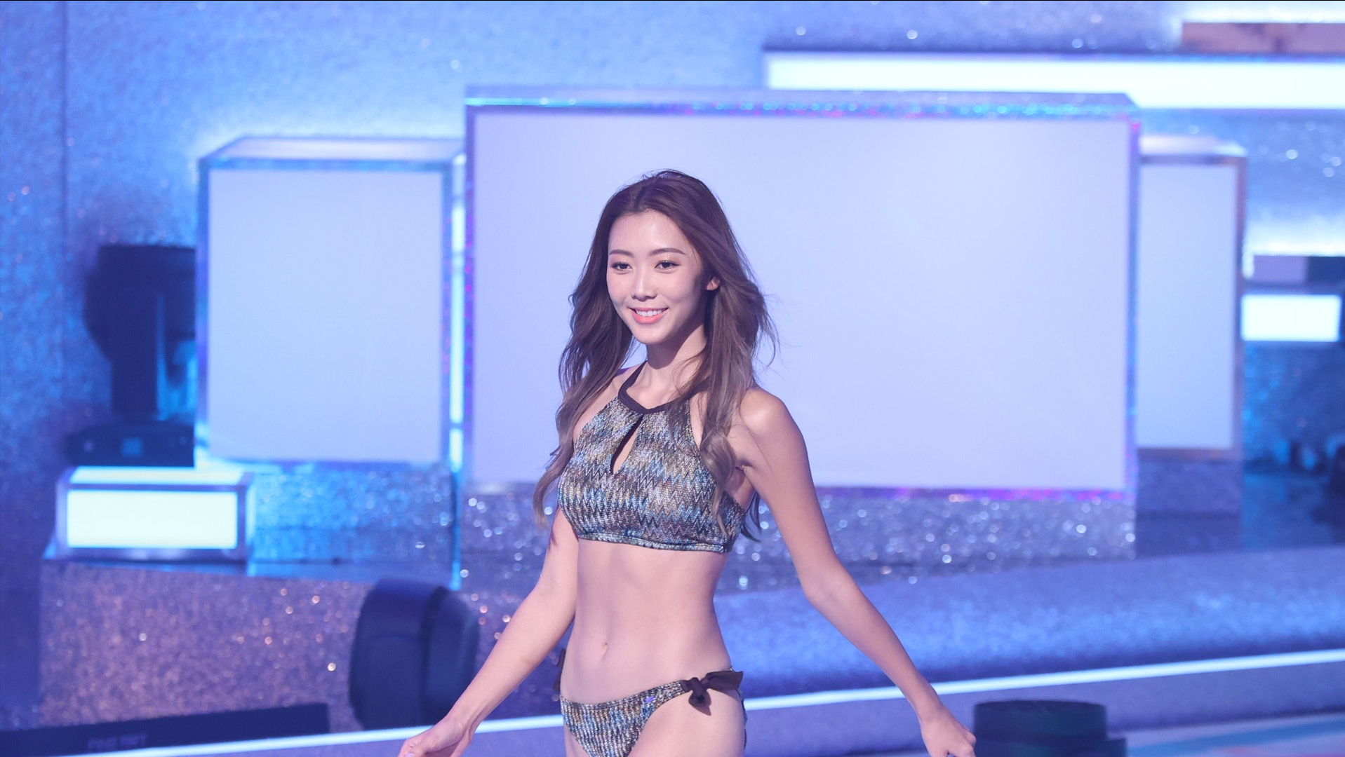 港姐12强诞生，两大热门惨遭淘汰，关礼杰陪女儿上台被质疑不公平