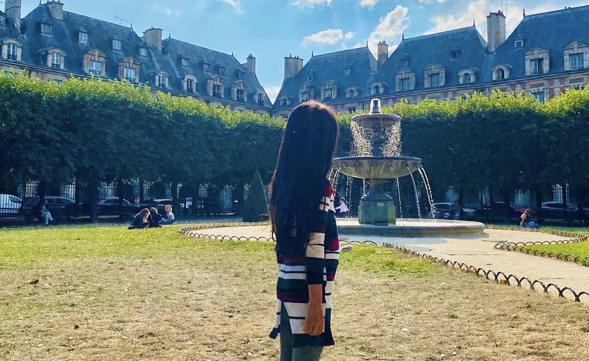 周杰伦时隔4年再晒父女牵手照，海瑟薇身高瞩目，时髦气质似昆凌