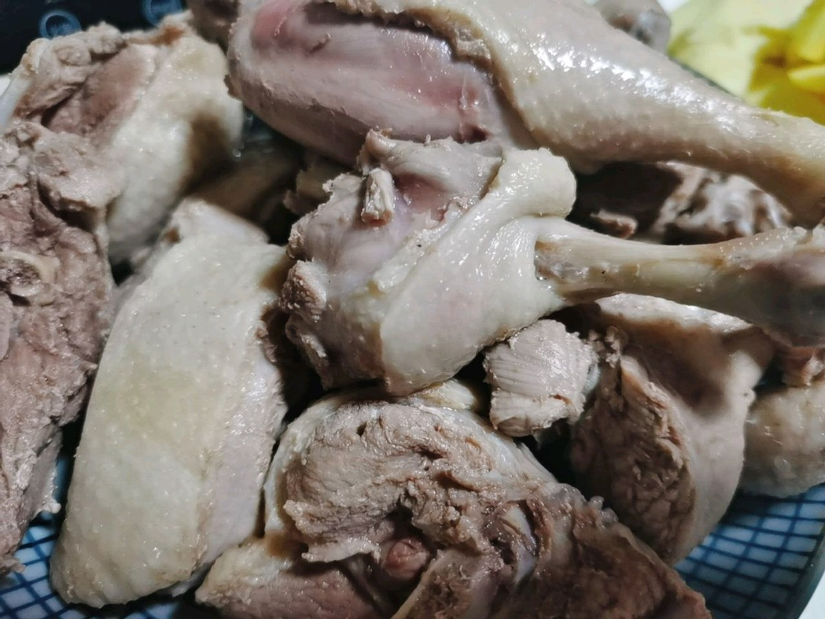 老姜和鸭肉一起炖煮，营养滋补，鲜美入味，好吃到舔手指