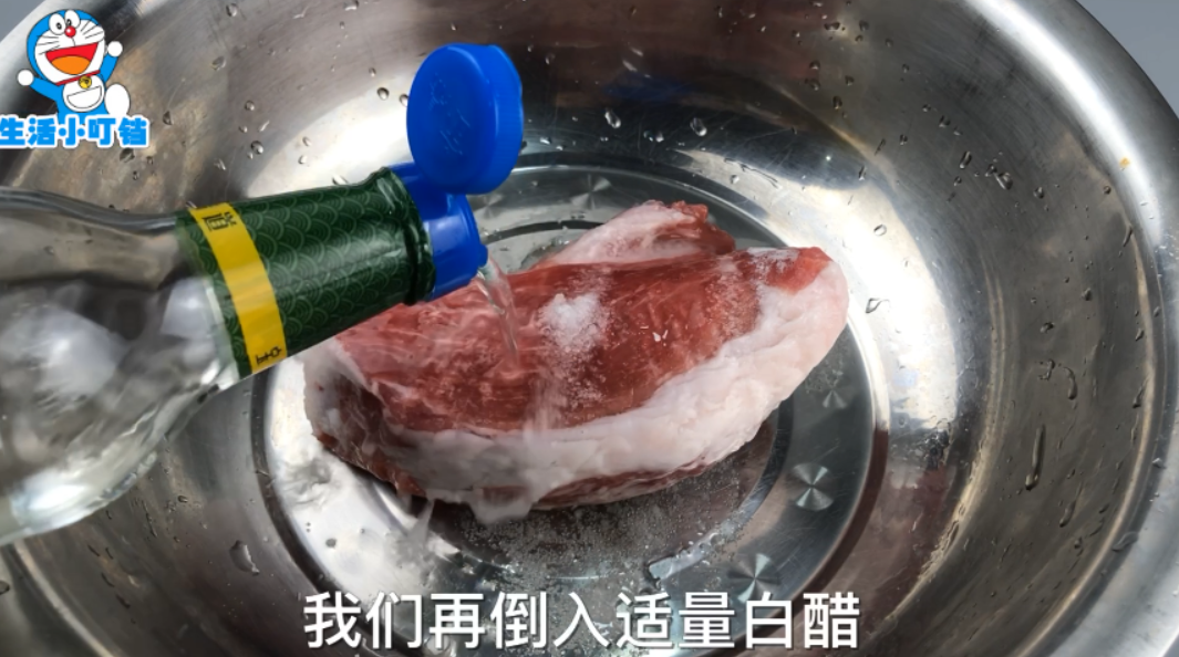 解冻肉别再用热水了，教你一个小诀窍，快速解冻还保鲜，太省事了