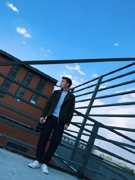 《扫黑风暴》孙兴生活照，穿衣帅气似韩剧男主，一点不像纨绔子弟