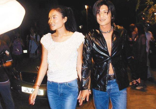 Congratulation Xie Ting sharp edge and Wang Fei: The late night involves hand beautiful conjugal love, 10 point to buckle the abode that answers Wang Fei together closely