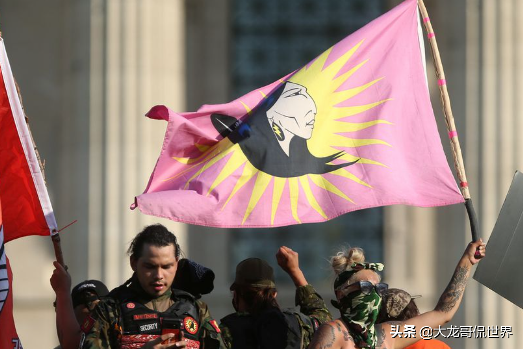 加拿大土著尸骸再现，种族灭绝再添铁证！民众推倒维多利亚女王像