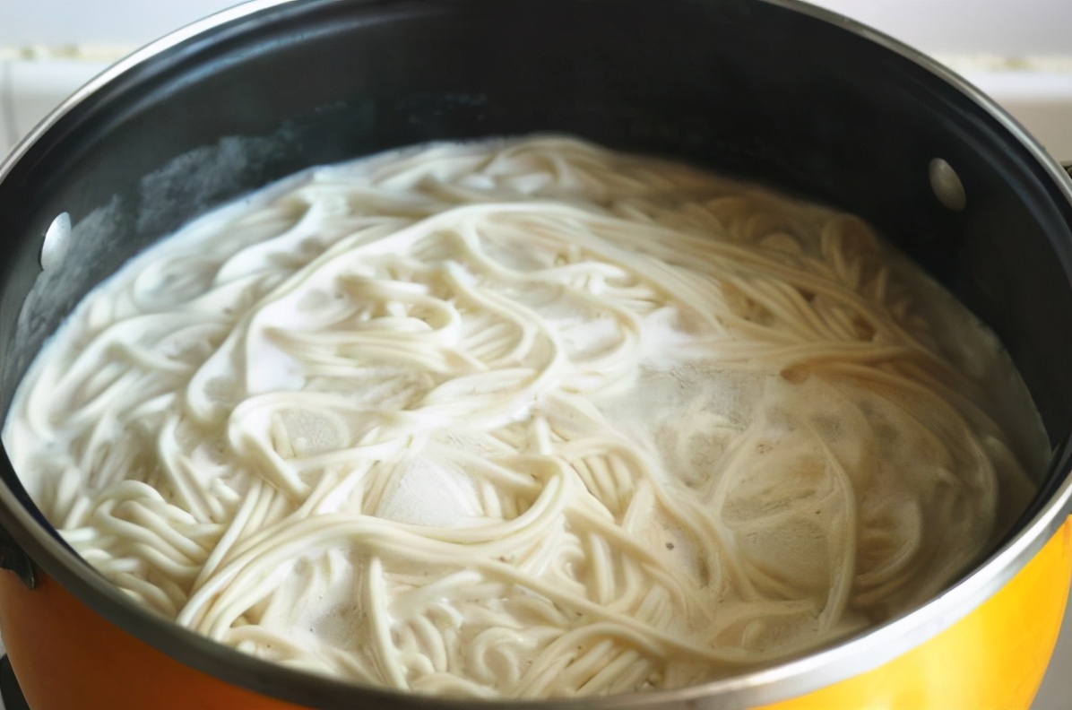 炒麵時，不要煮好直接下鍋炒，多做一步，根根分明，不起坨有嚼勁