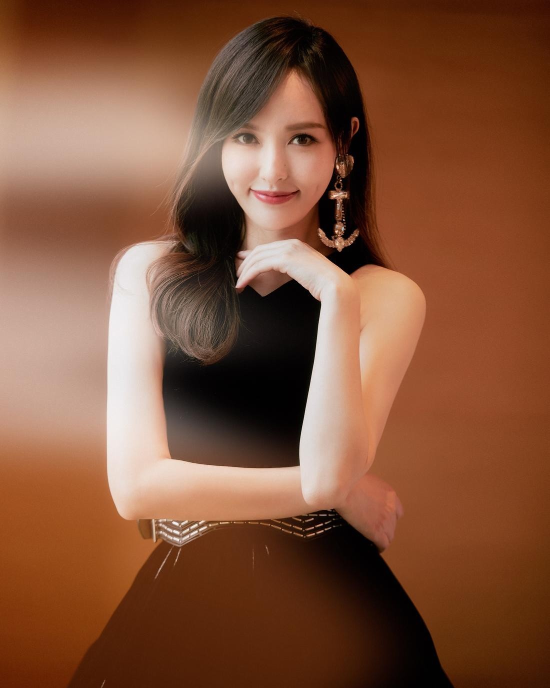 37岁唐嫣晒自拍，小腹平坦破二胎传闻！被罗晋宠爱愈发娇艳