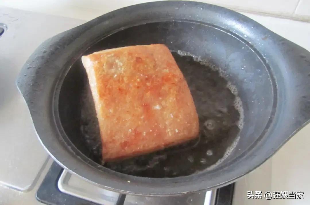 過年炸扣肉，謹記“2不放6竅門”，扣肉金黃不腥，起泡出虎皮！