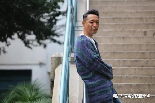 63岁万梓良收徒用钱敲头,做大哥人戏合一,改变周星驰林家栋命运
