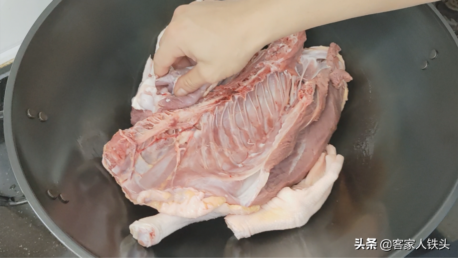 中秋节待客，试试鸭肉一个特色做法，传统味道酱香十足，漂亮好吃