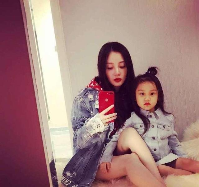 李小璐曬與女兒同框，甜馨戴漁夫帽文靜淑女，越來越有女神範兒