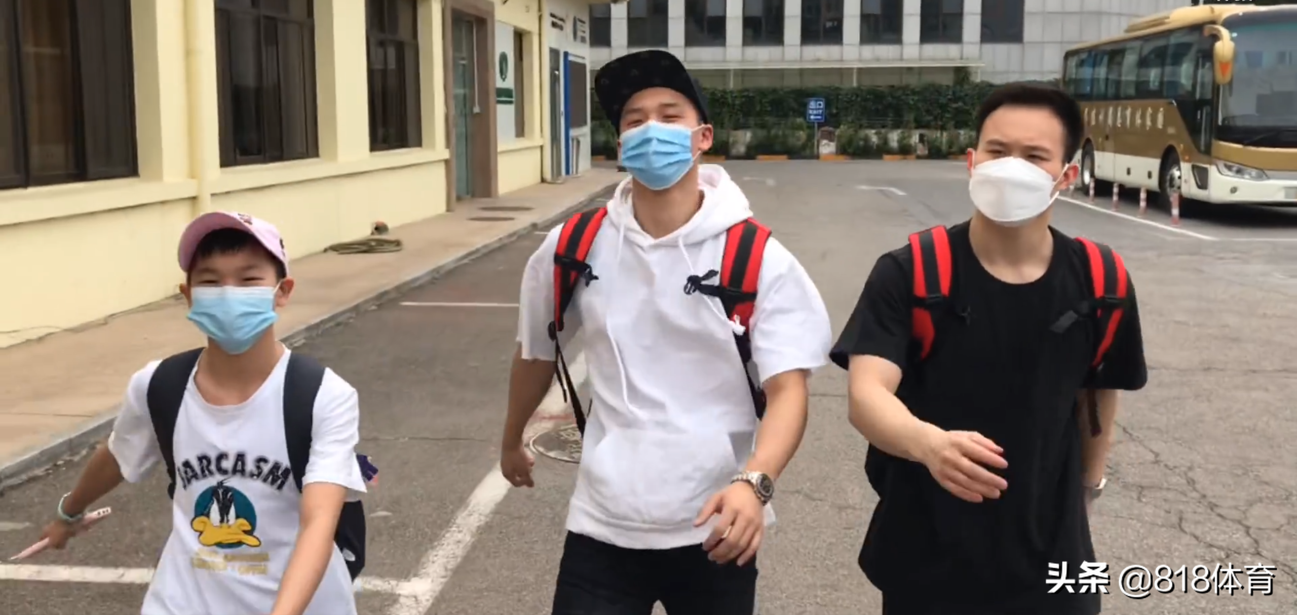 自由了!全红婵回国结束21天隔离,跟陈艾森谢思埸走六亲不认步庆祝