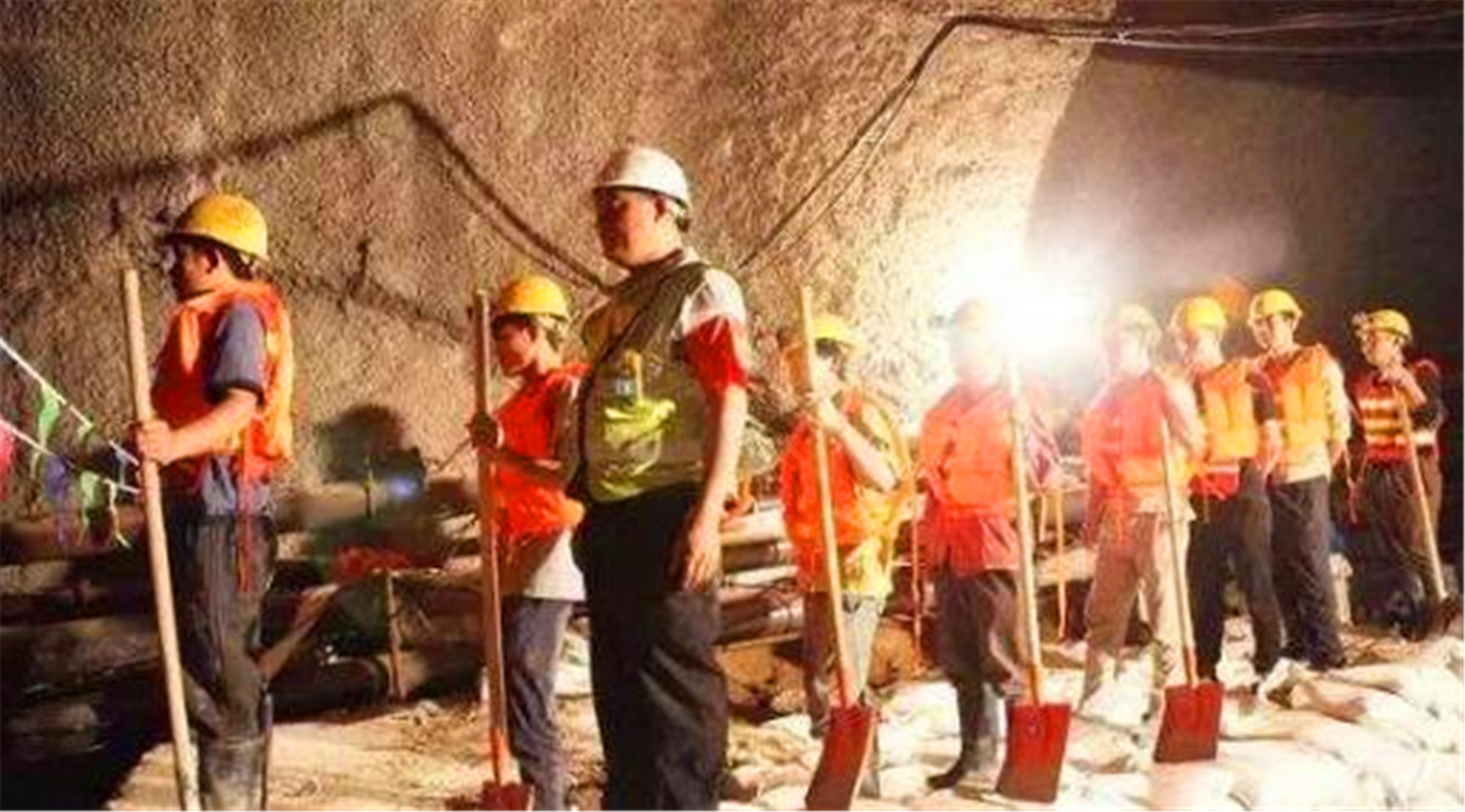 中国建隧道3年才挖4米，印度看后嘲笑，德国却竖