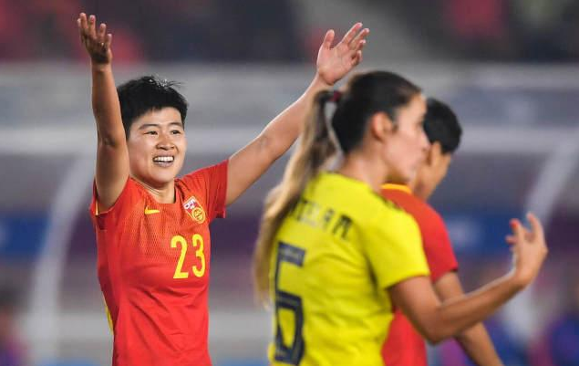 生死战前！中国女足前功勋队长宣布退役，王霜